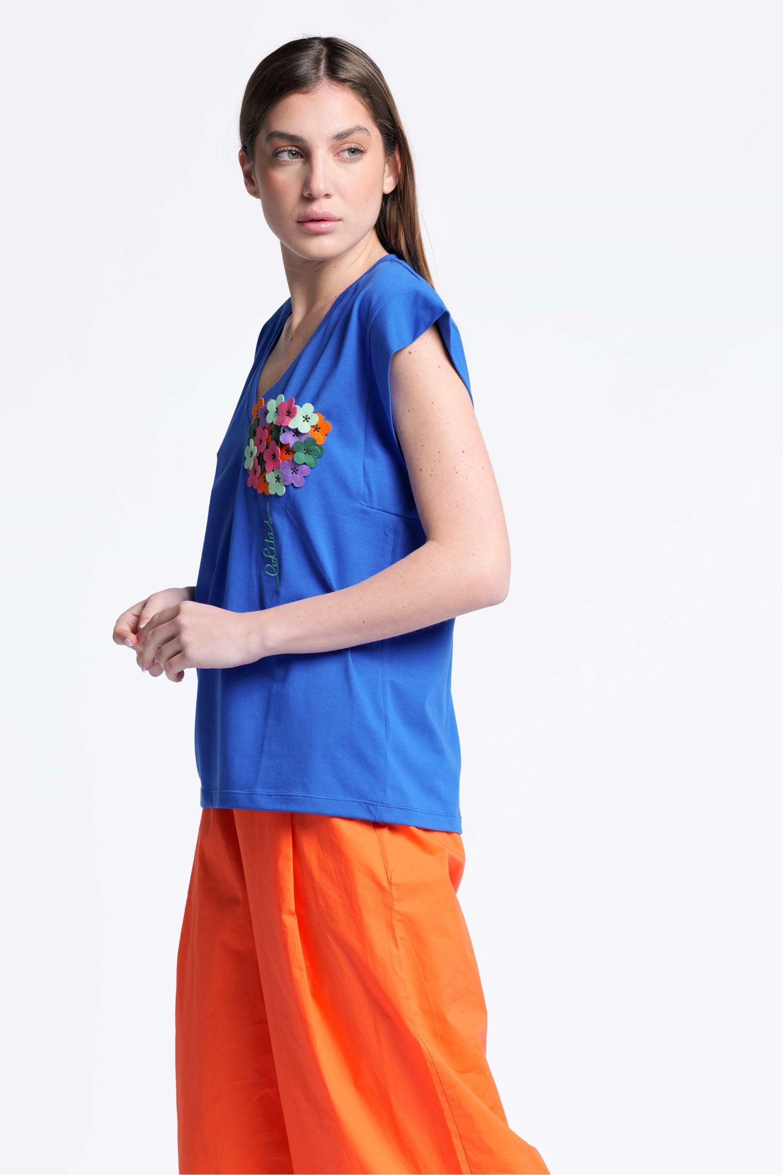 Camiseta azul bordada con aplicacion flor escote pico Lolitas&L - lolitasyl.com