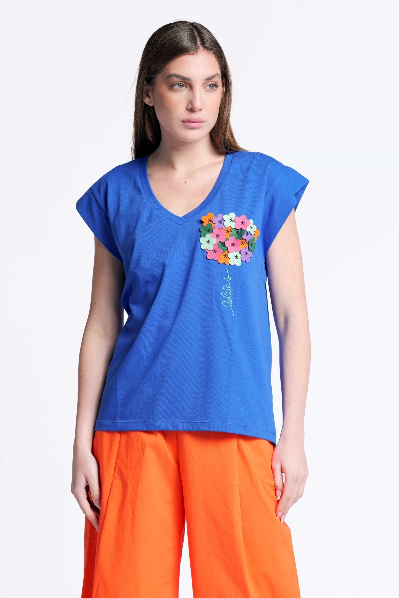 Camiseta azul bordada con aplicacion flor escote pico Lolitas&L - lolitasyl.com