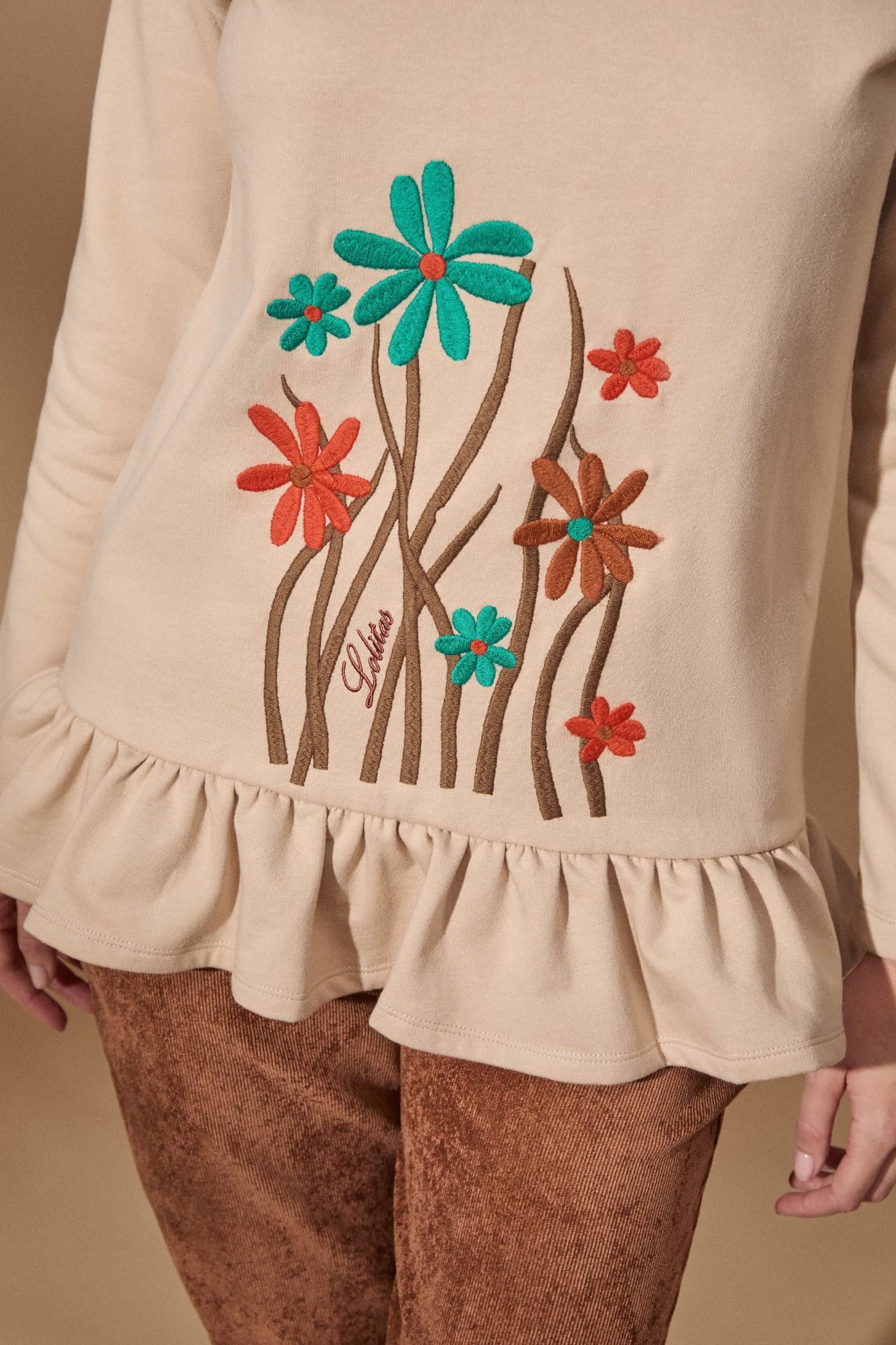 Camiseta beige milk con volante y bordado ramo de flores Lolitas - lolitasyl.com