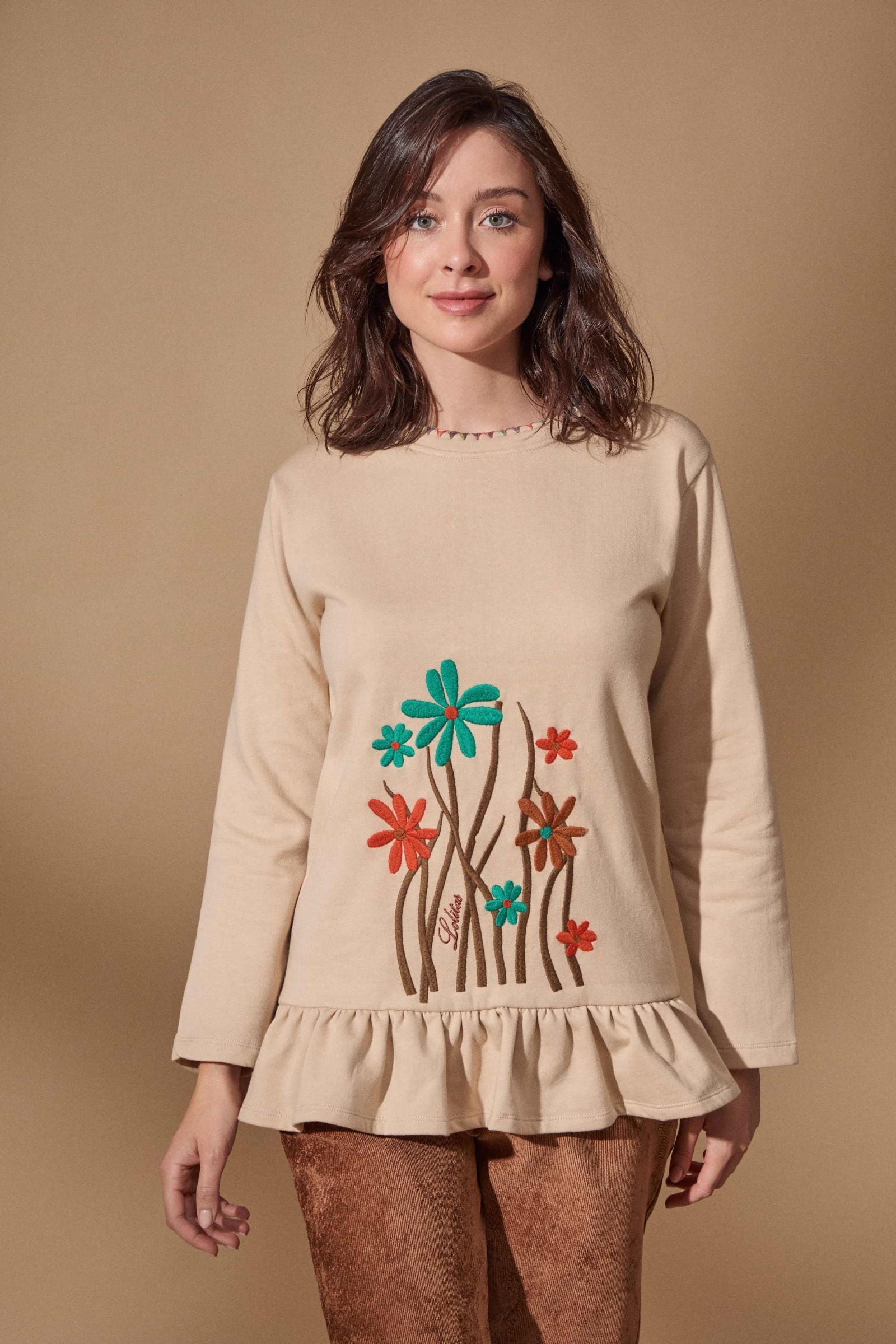 Camiseta beige milk con volante y bordado ramo de flores Lolitas - lolitasyl.com