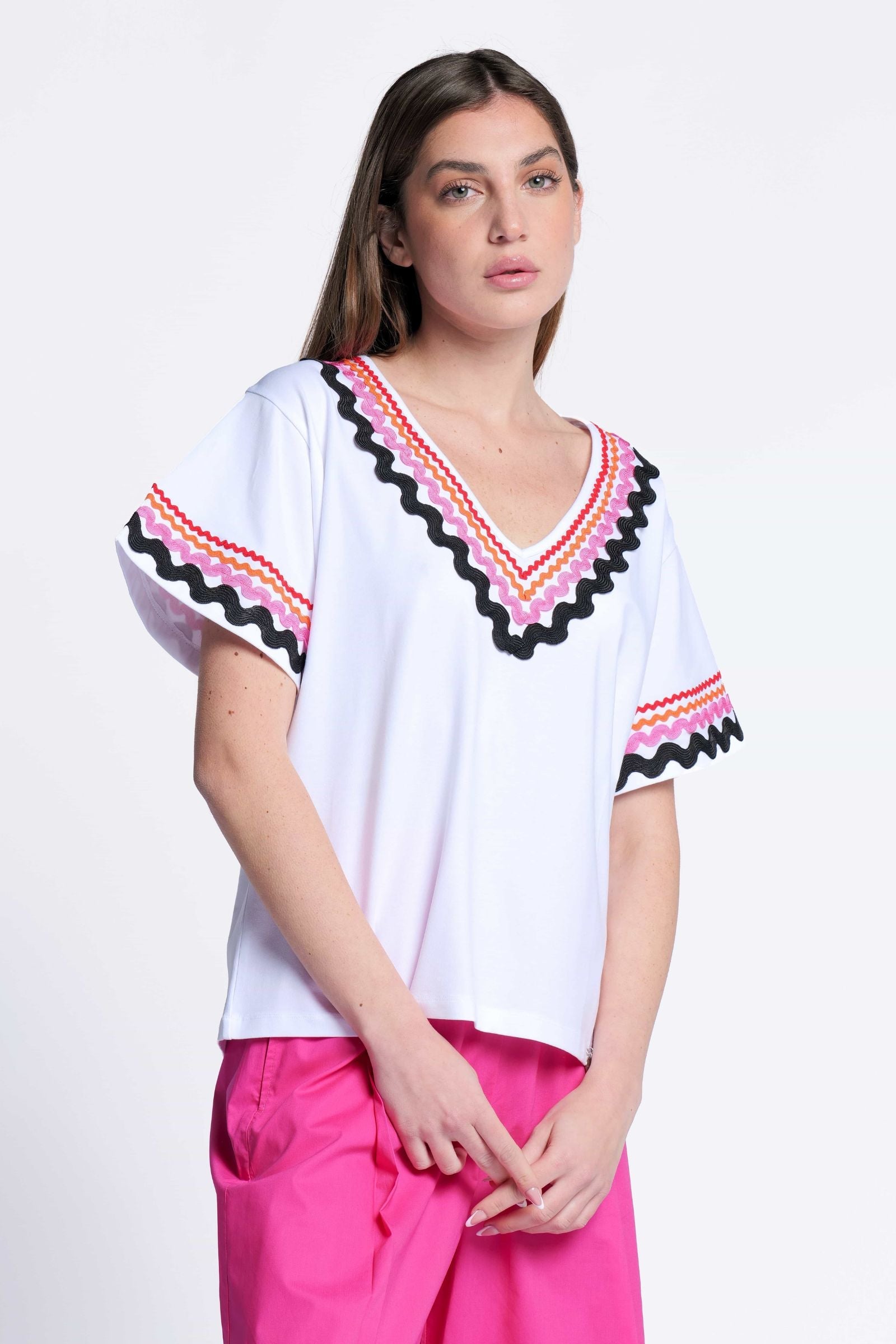 Camiseta blanca algodon adorno picunela en escote pico Lolitas&L - lolitasyl.com