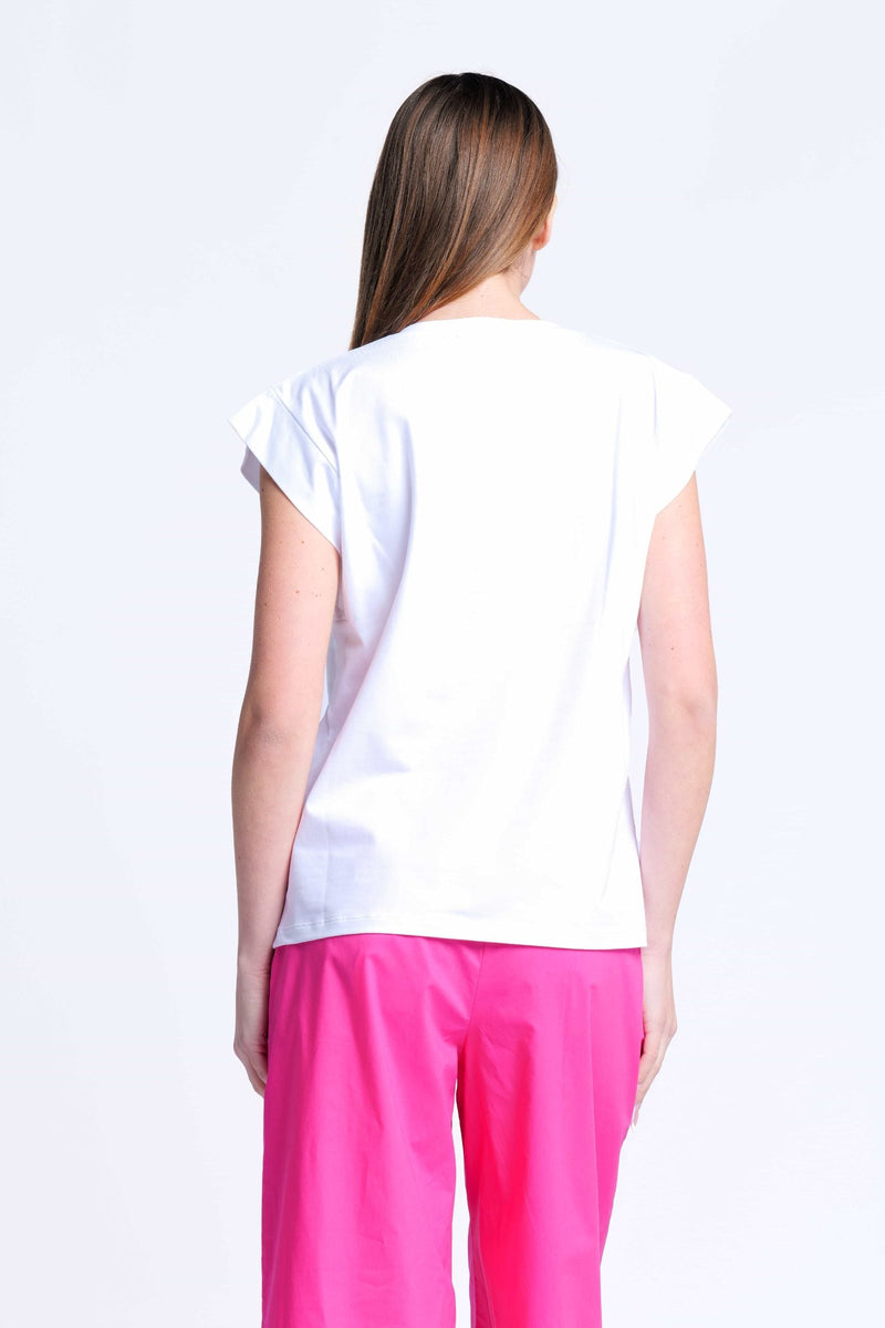 Camiseta blanca bordada con aplicacion flor escote pico Lolitas&L - lolitasyl.com