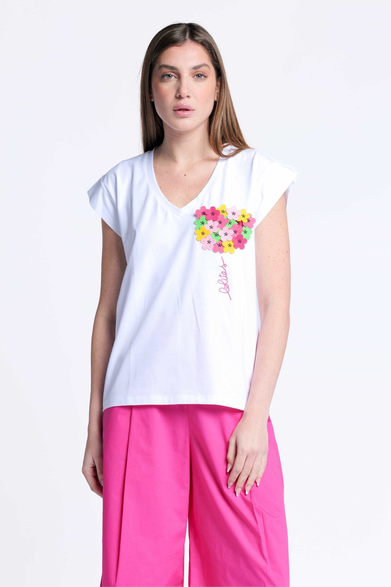 Camiseta blanca bordada con aplicacion flor escote pico Lolitas&L - lolitasyl.com