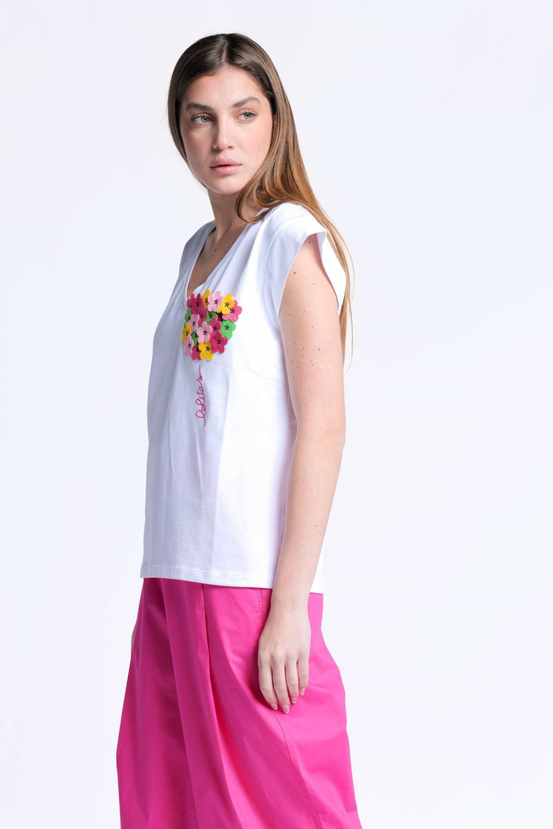 Camiseta blanca bordada con aplicacion flor escote pico Lolitas&L - lolitasyl.com