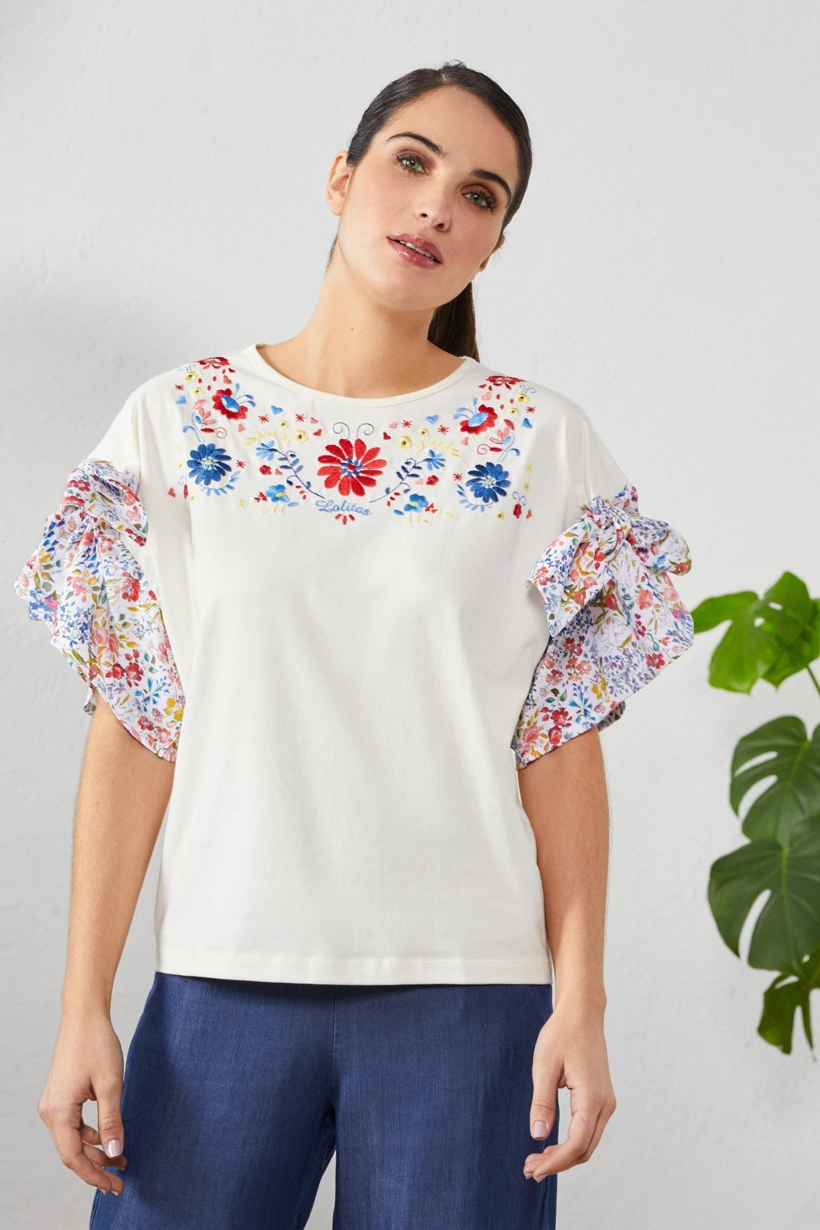 Camiseta blanca bordada con mangas estampado flores - lolitasyl.com