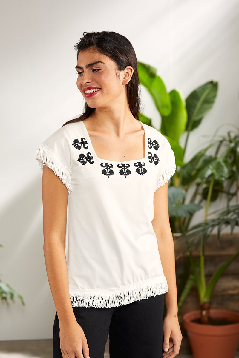 Camiseta blanca bordada escote cuadrado con flecos - lolitasyl.com