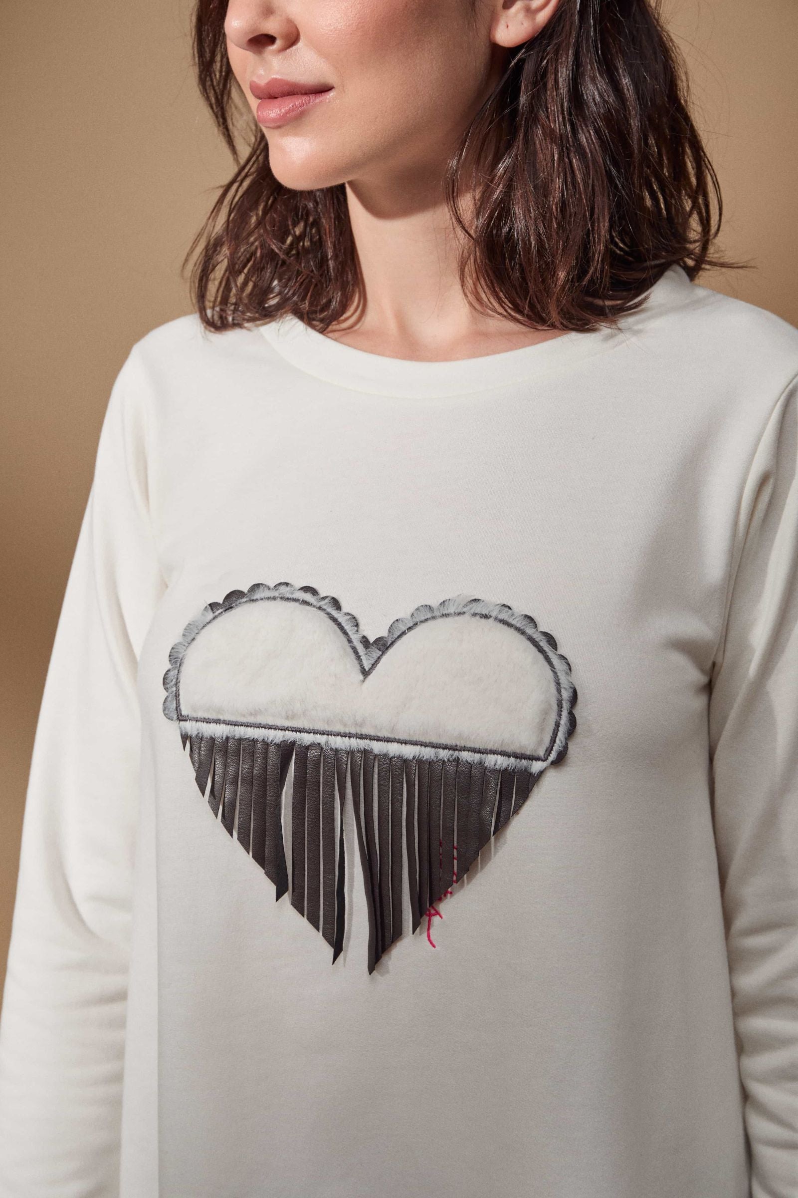 Camiseta blanca bordado corazon de flecos Lolitas - lolitasyl.com
