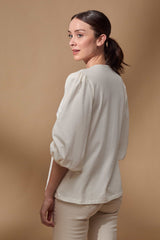 Camiseta blanca bordado de bolsos escote en uve Lolitas - lolitasyl.com