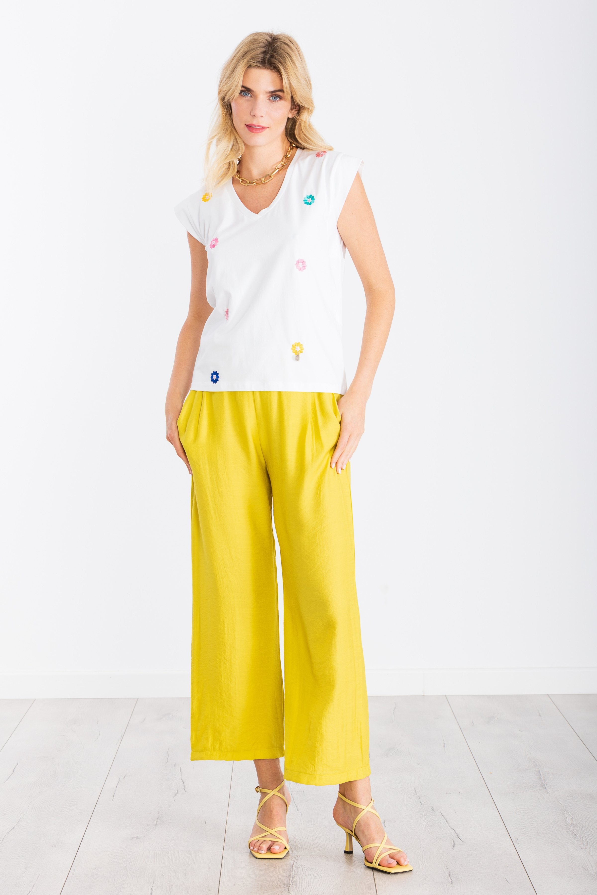 Camiseta blanca con boldado de flores multicolor LolitasyL - lolitasyl.com