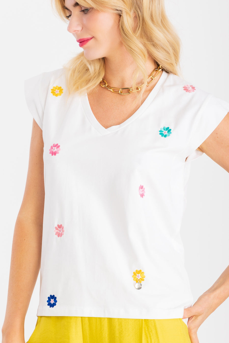 Camiseta blanca con boldado de flores multicolor LolitasyL - lolitasyl.com