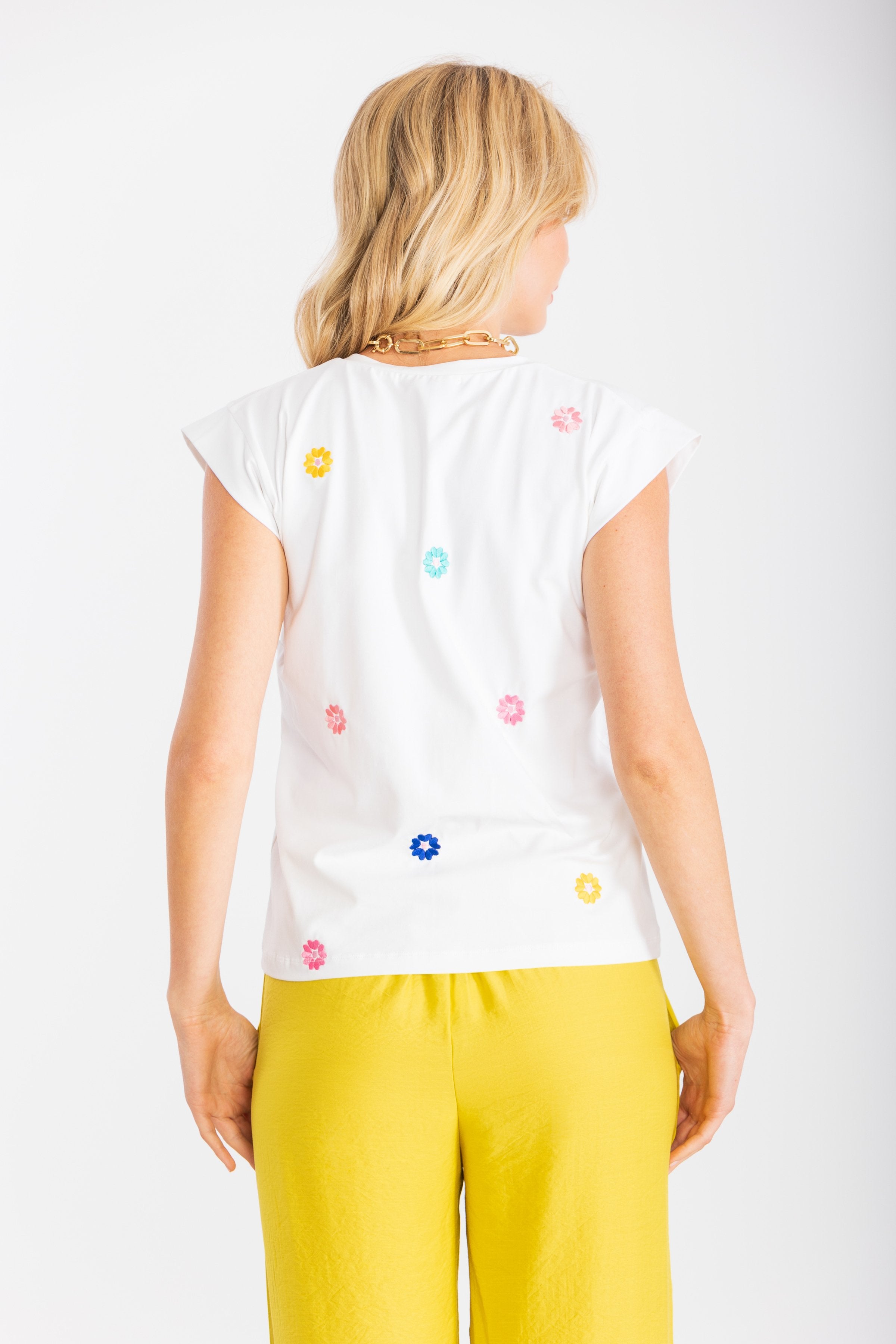 Camiseta blanca con boldado de flores multicolor LolitasyL - lolitasyl.com