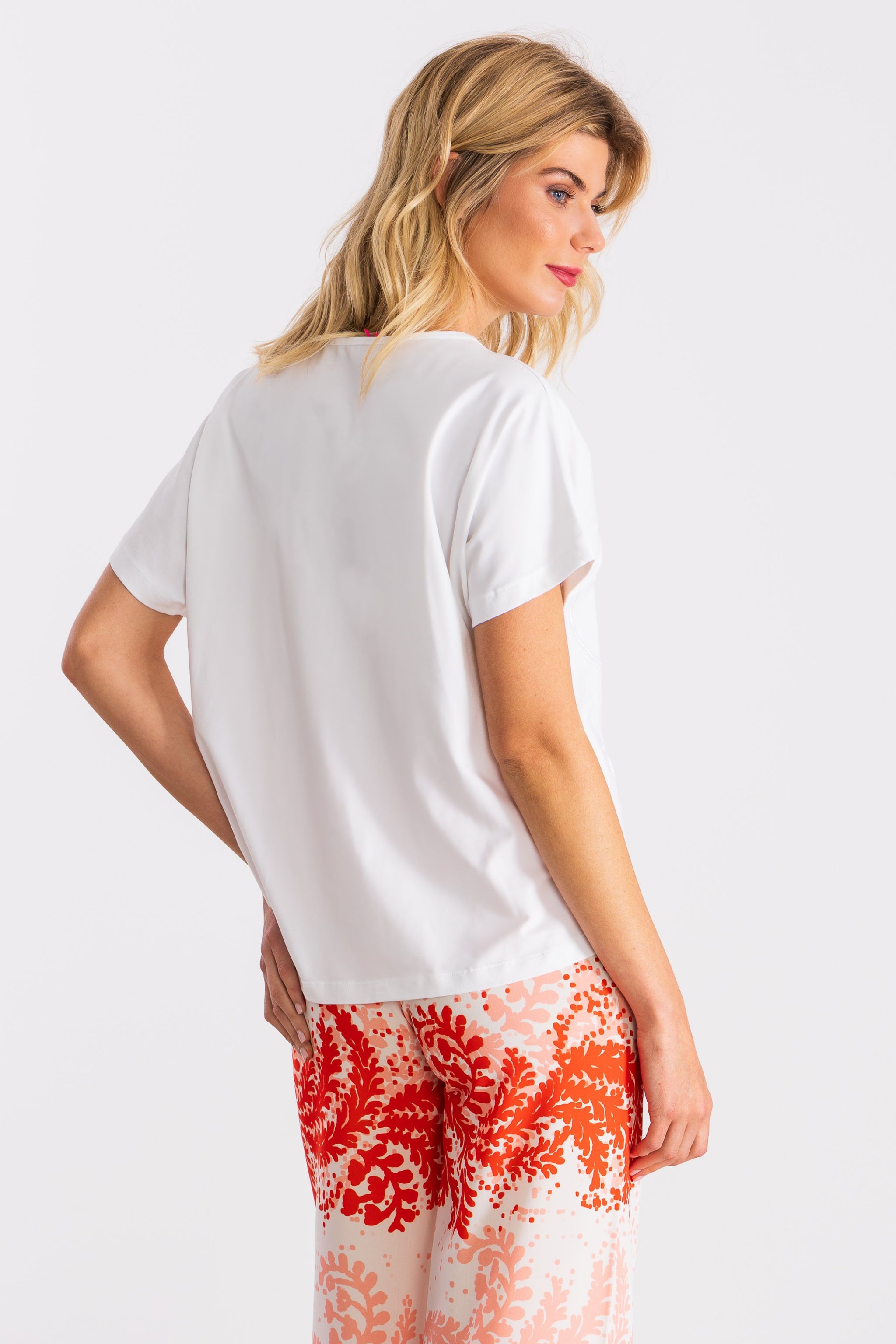 Camiseta blanca con bordado al tono flor LolitasyL - lolitasyl.com