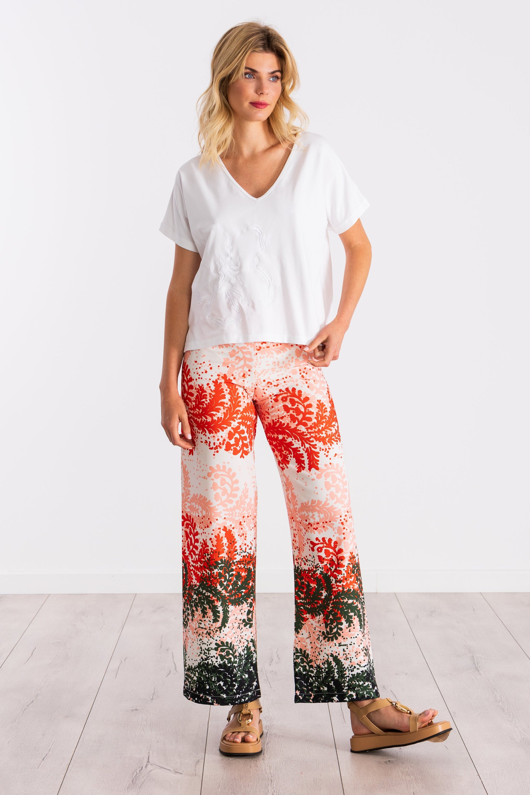 Camiseta blanca con bordado al tono flor LolitasyL - lolitasyl.com