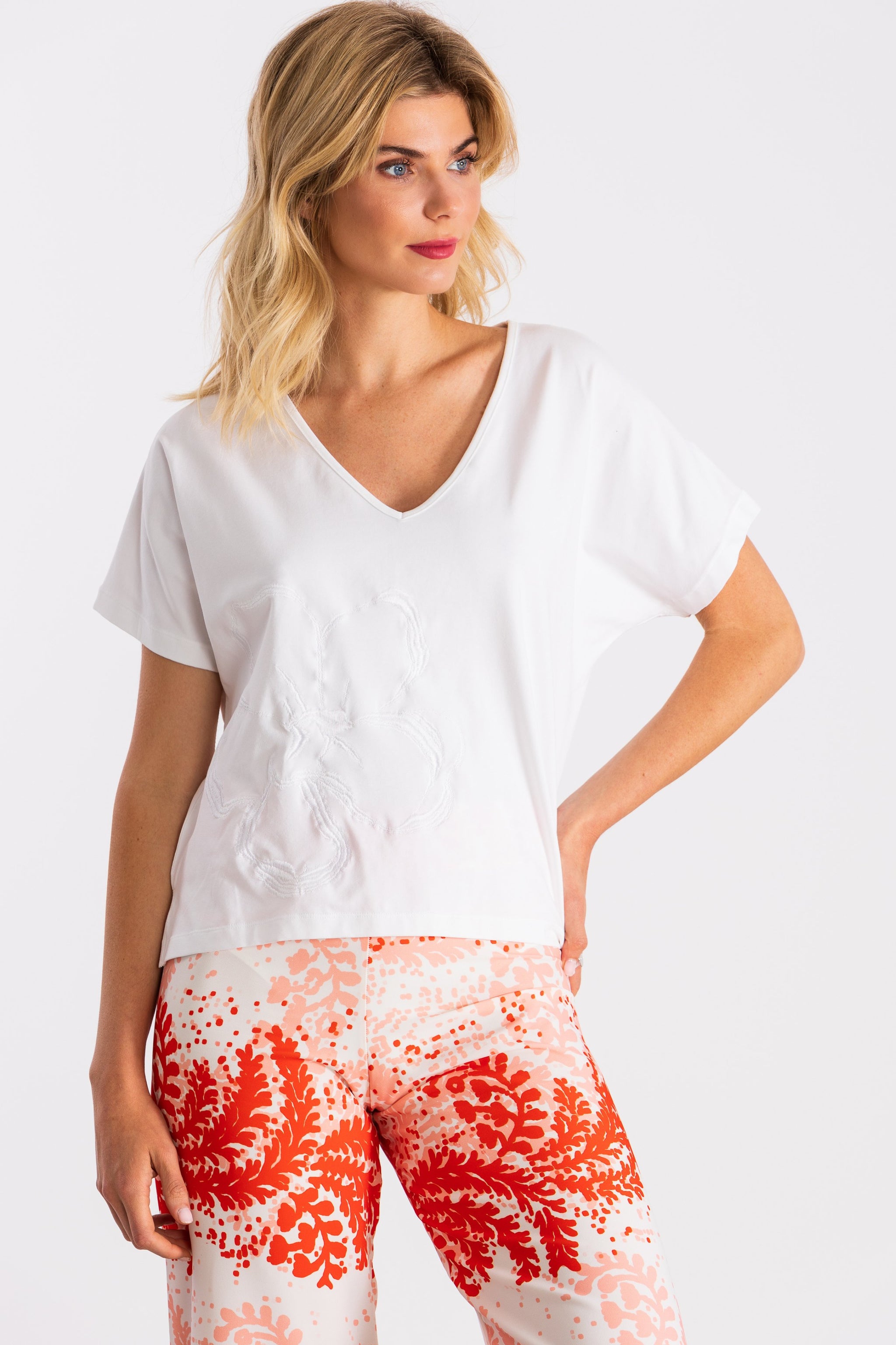 Camiseta blanca con bordado al tono flor LolitasyL - lolitasyl.com