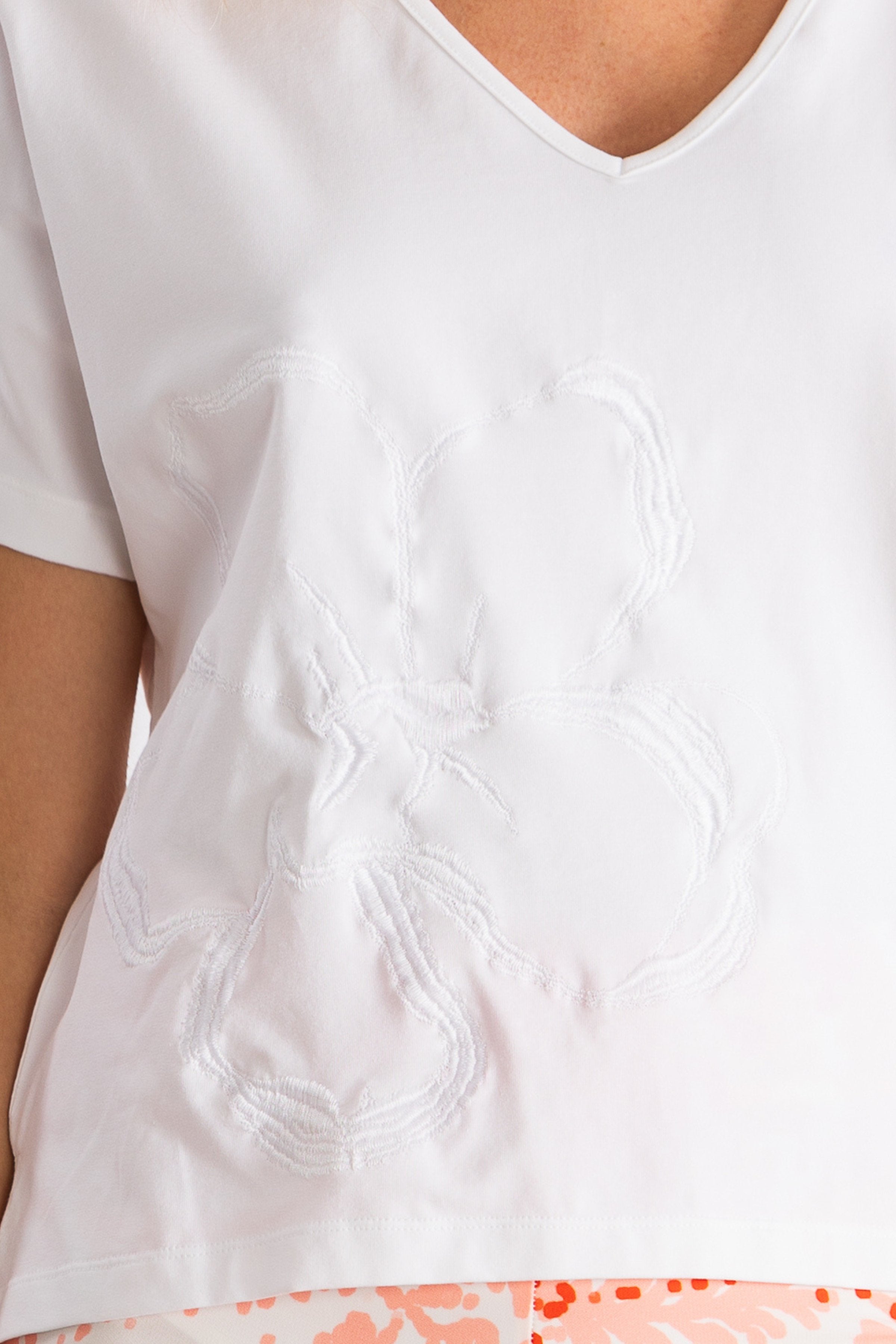 Camiseta blanca con bordado al tono flor LolitasyL - lolitasyl.com
