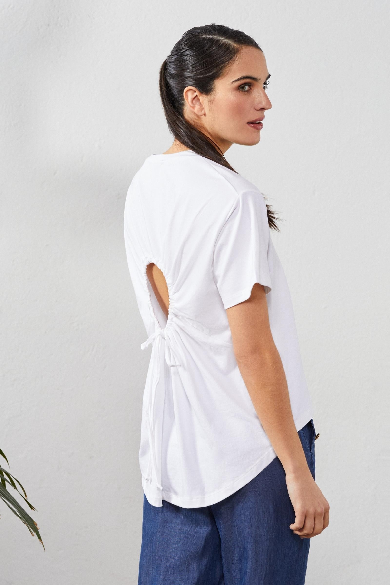 Camiseta blanca con flor bordada y abertura en espalda - lolitasyl.com