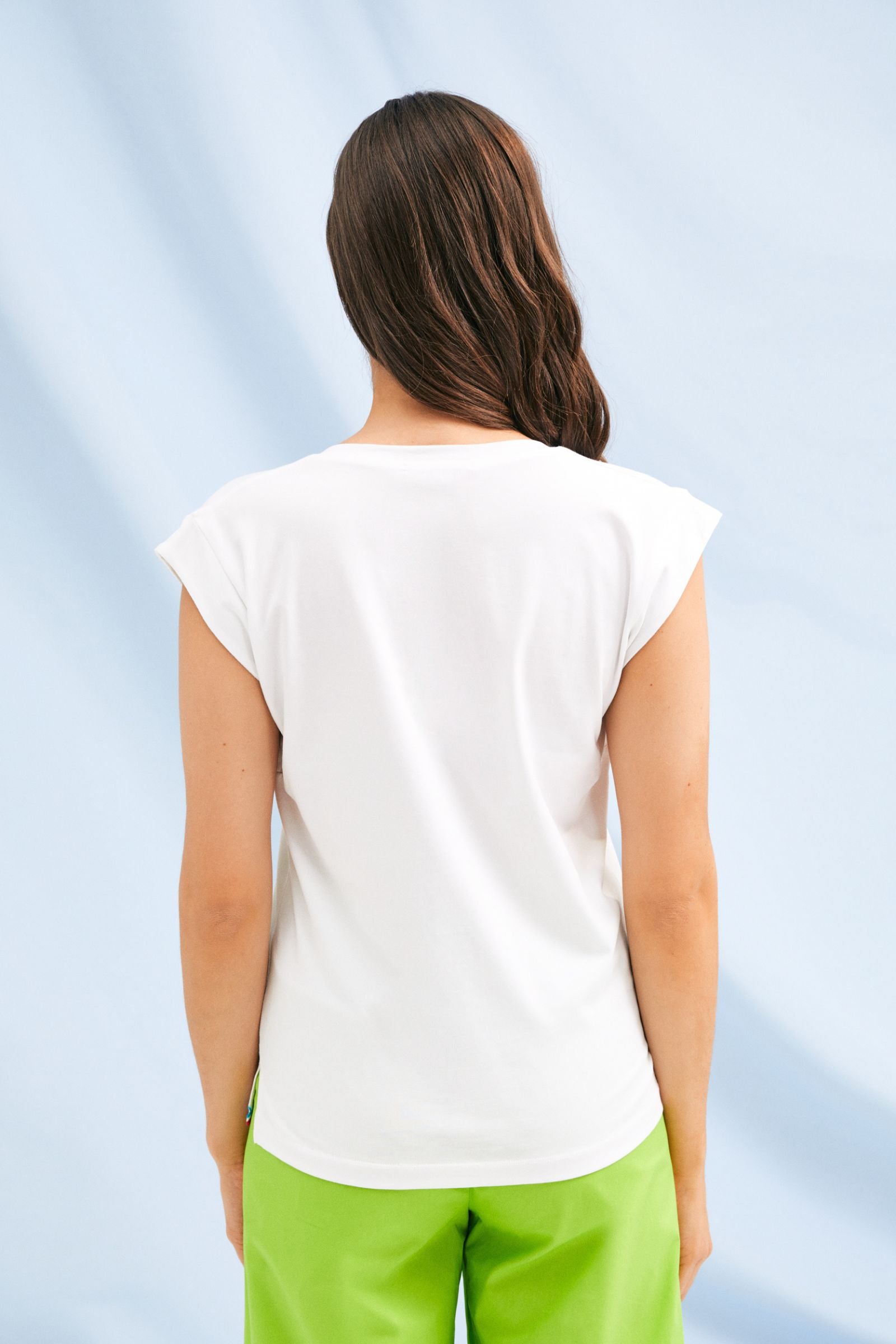 Camiseta blanca escote pico con bordado multicolor en contorno Lolitas&L - lolitasyl.com