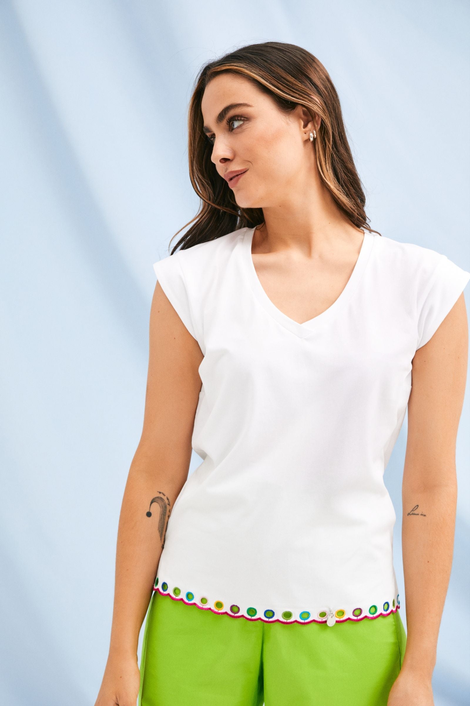 Camiseta blanca escote pico con bordado multicolor en contorno Lolitas&L - lolitasyl.com