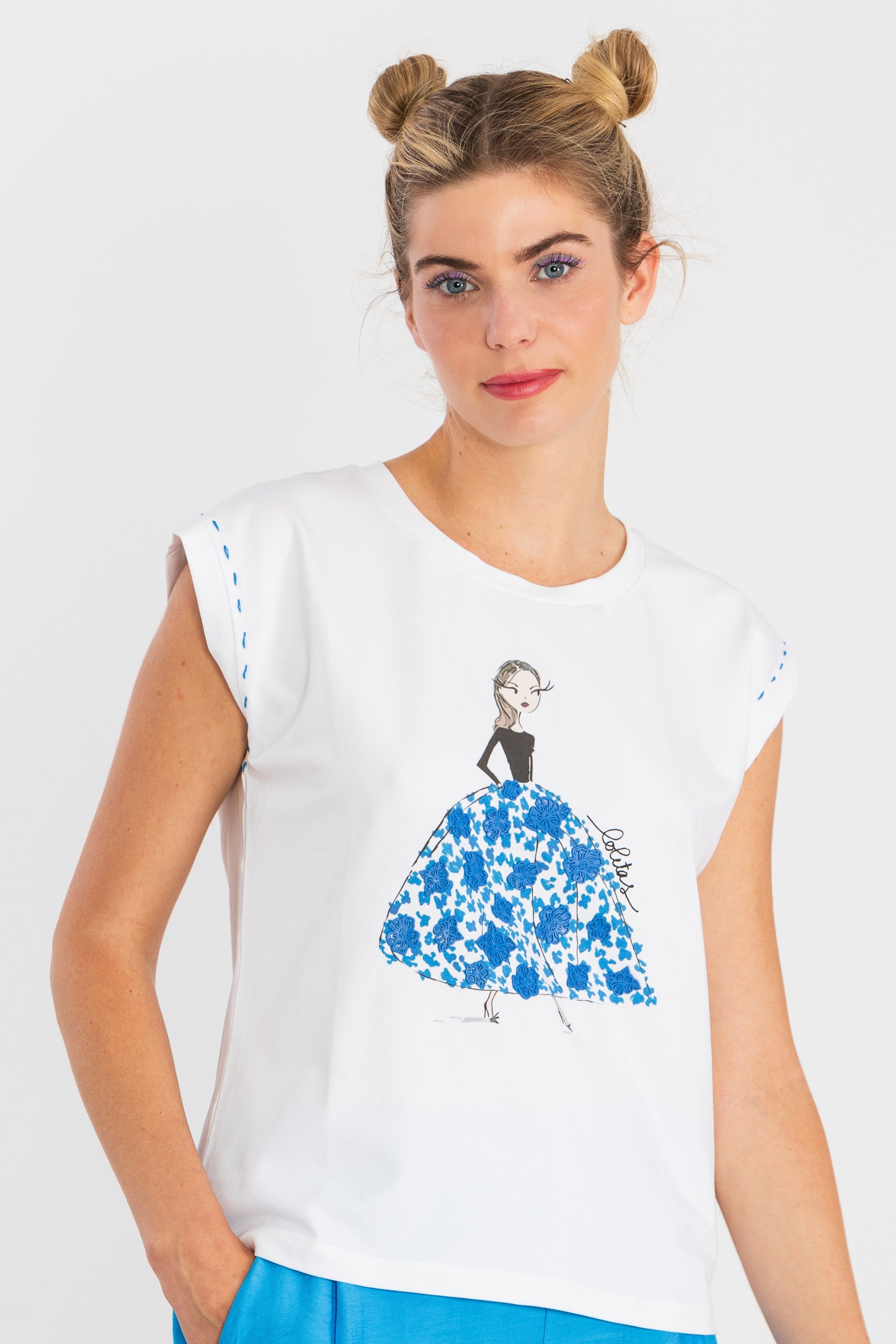 Camiseta blanca estampado con bordado muñeca LolitasyL - lolitasyl.com