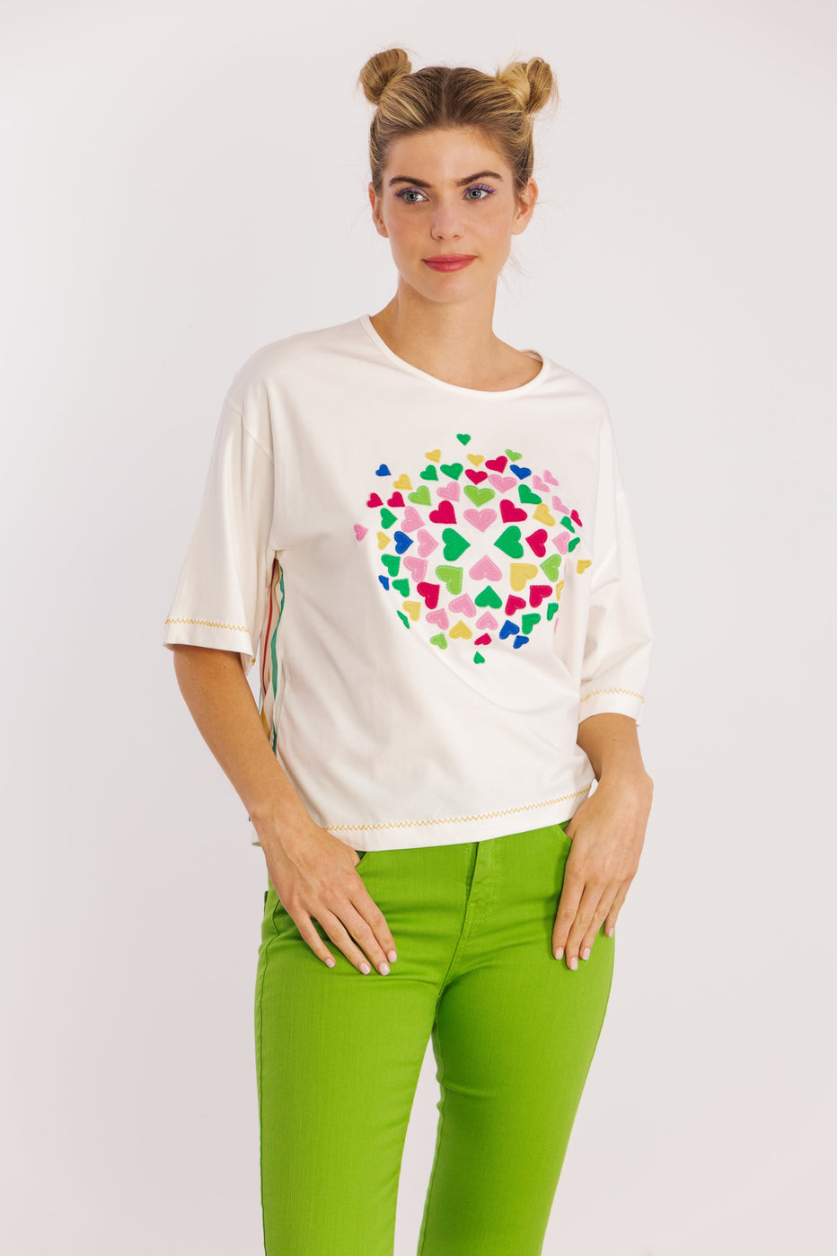 Camiseta blanca estampado multicolor de corazones LolitasyL - lolitasyl.com