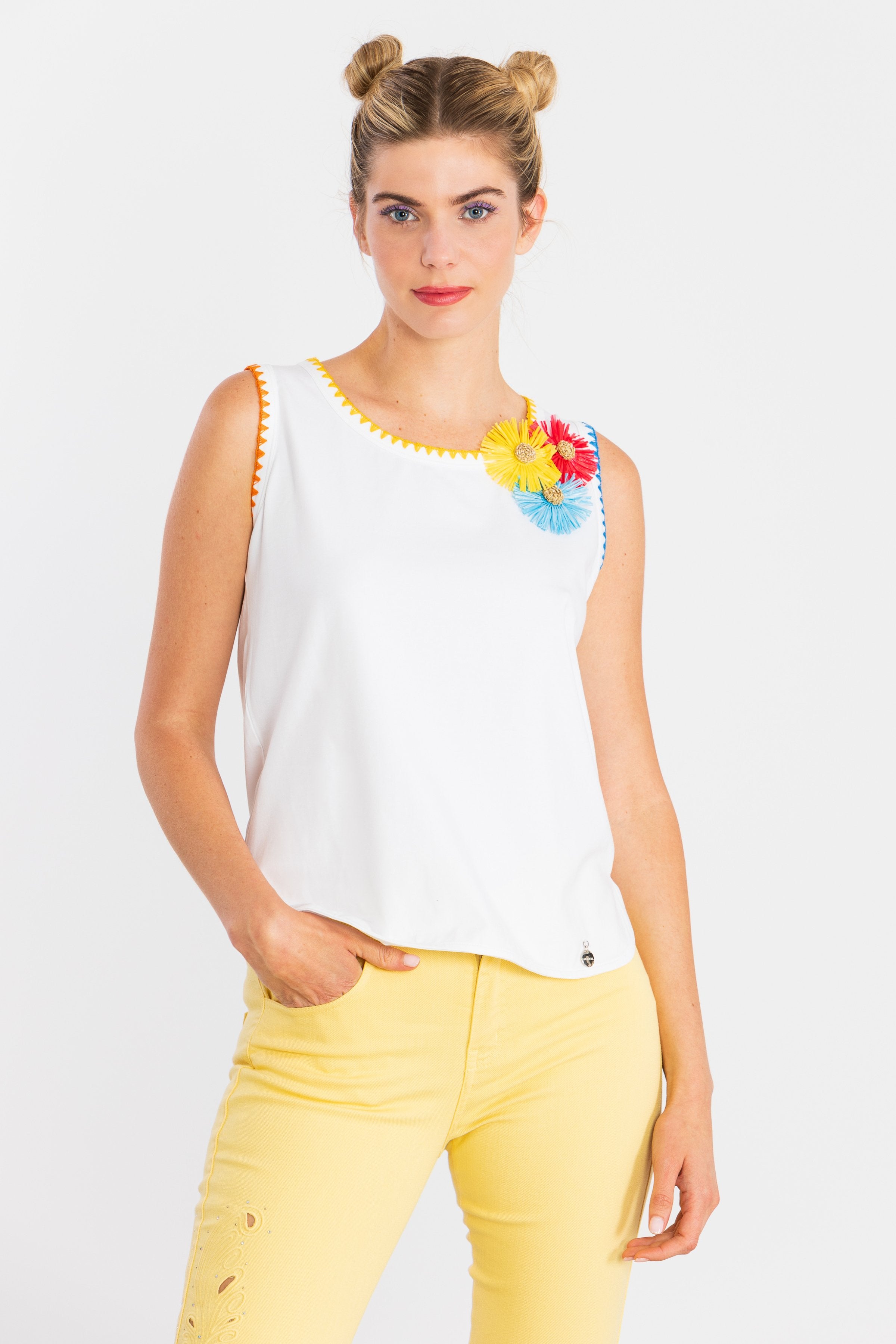 Camiseta blanca tirantes aplicacion flor con picunela LolitasyL - lolitasyl.com