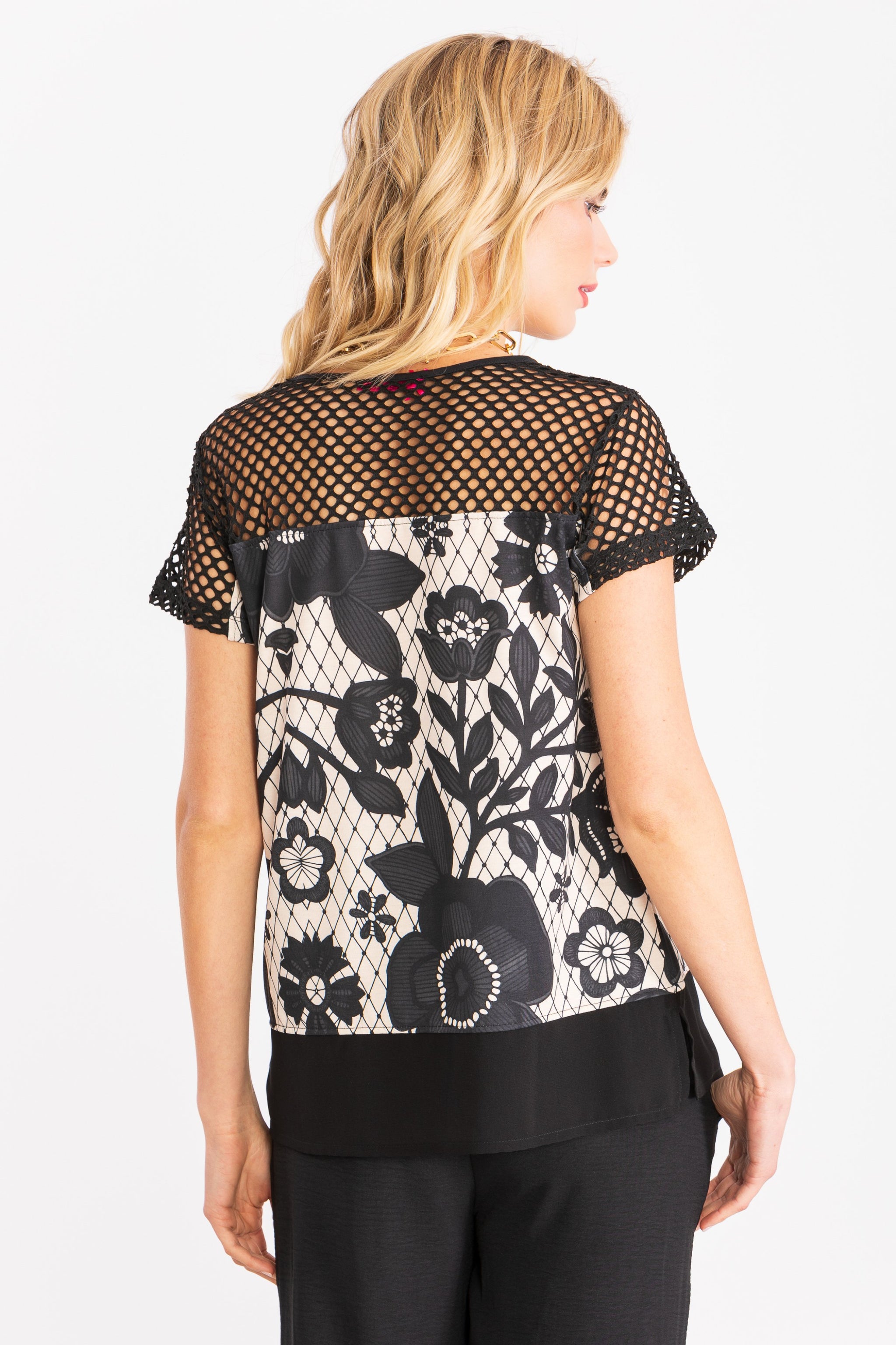 Camiseta estampado Flower Dark con rejilla LolitasyL - lolitasyl.com