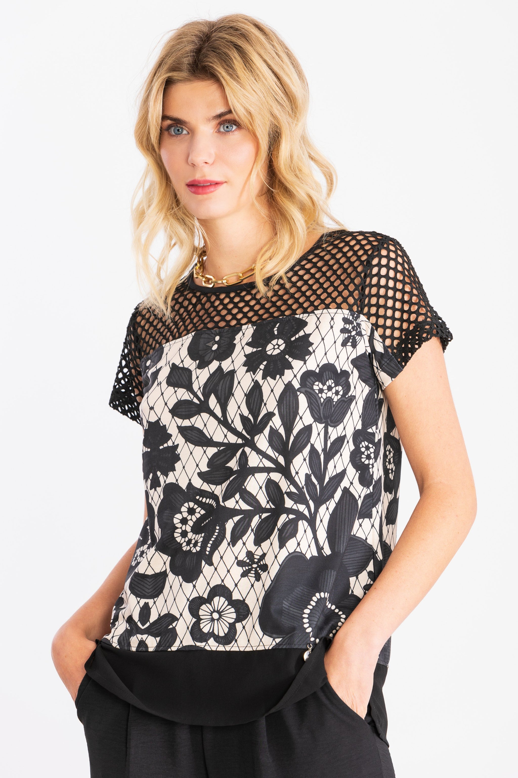 Camiseta estampado Flower Dark con rejilla LolitasyL - lolitasyl.com