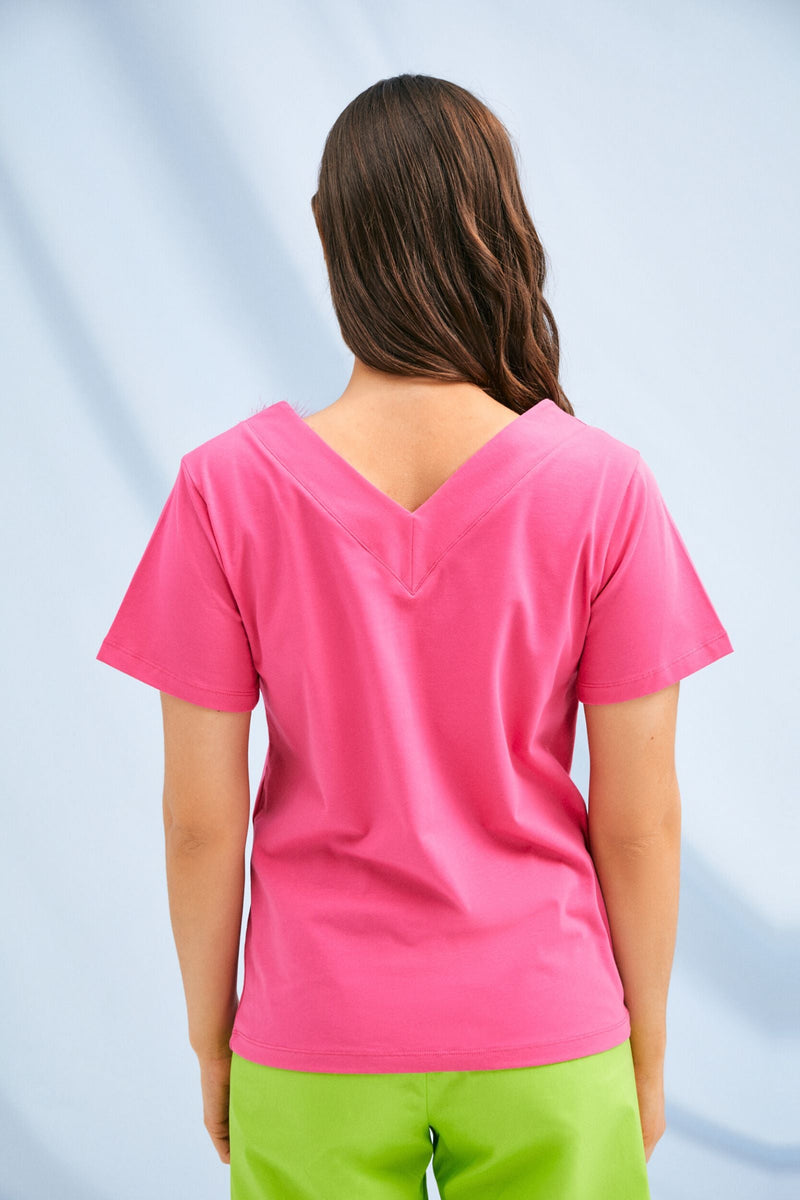 Camiseta fucsia pompon con escote uve amplio Lolitas&L - lolitasyl.com