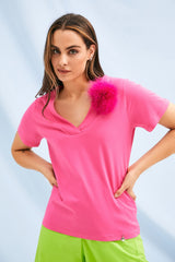 Camiseta fucsia pompon con escote uve amplio Lolitas&L - lolitasyl.com