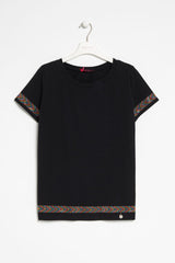 Camiseta negra acabado etnico en mangas y contorno Lolitas&L - lolitasyl.com
