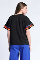 Camiseta negra algodon adorno picunela en escote pico Lolitas&L - lolitasyl.com