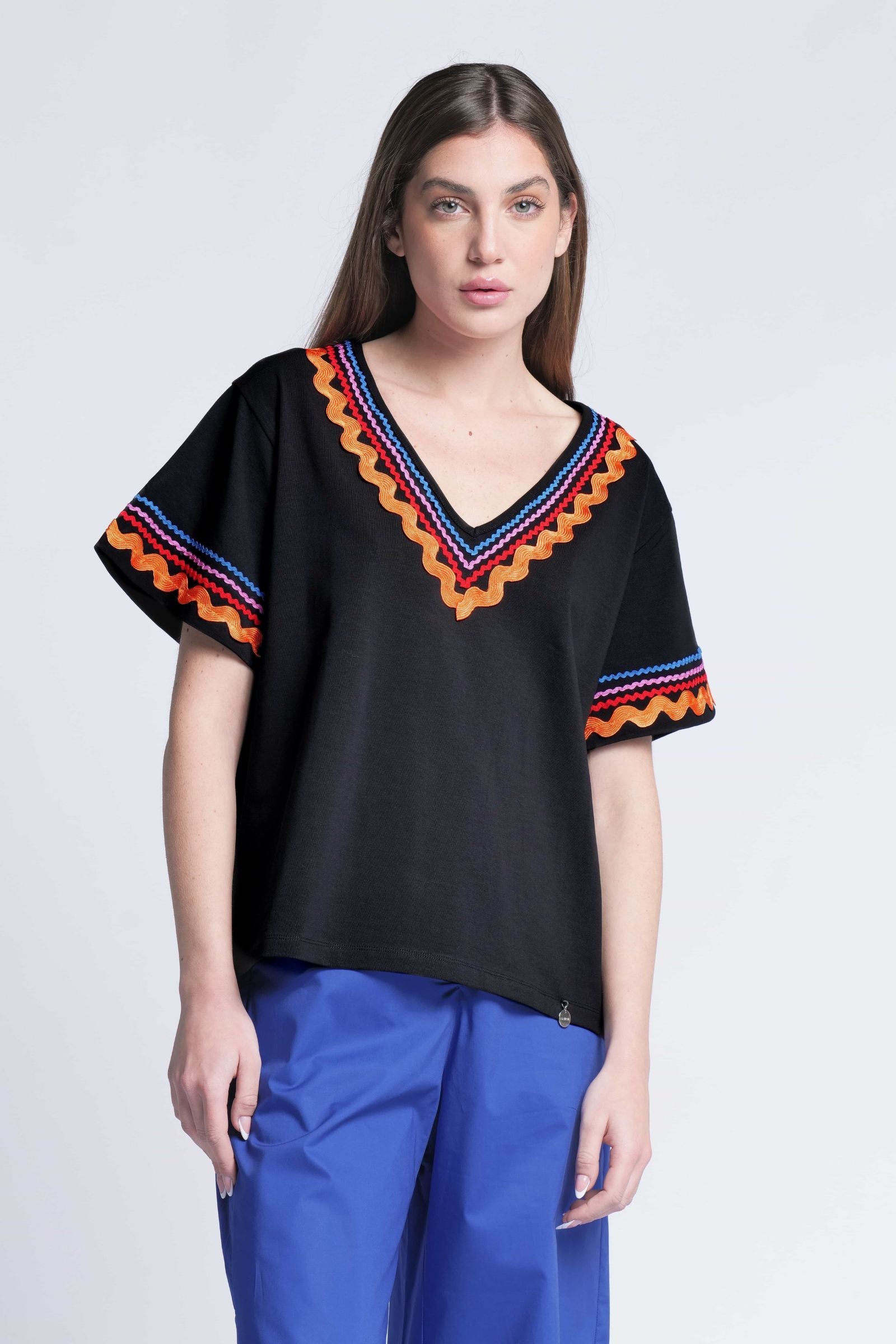 Camiseta negra algodon adorno picunela en escote pico Lolitas&L - lolitasyl.com