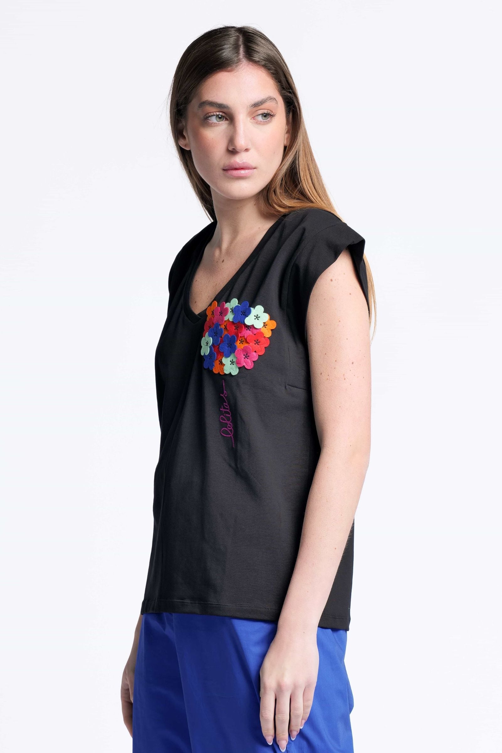Camiseta negra bordada con aplicacion flor escote pico Lolitas&L - lolitasyl.com