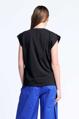 Camiseta negra bordada con aplicacion flor escote pico Lolitas&L - lolitasyl.com