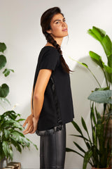 Camiseta negra escote collar con flecos en el contorno - lolitasyl.com