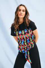 Camiseta negra estampado etnico y anudada en el delantero Lolitas&L - lolitasyl.com
