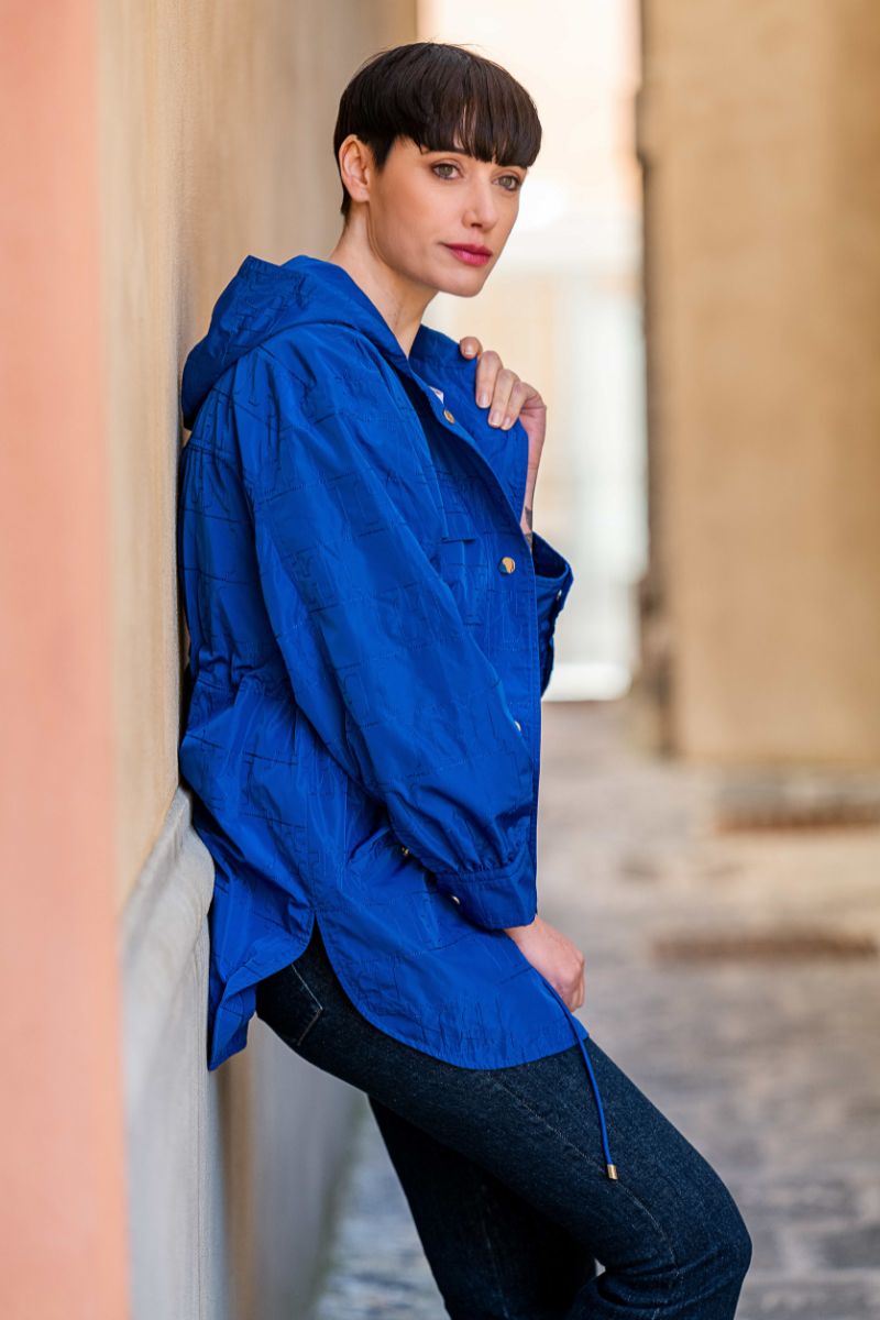 Cazadora azul bordada ajustada en la cintura y capucha Lolitas&L - lolitasyl.com