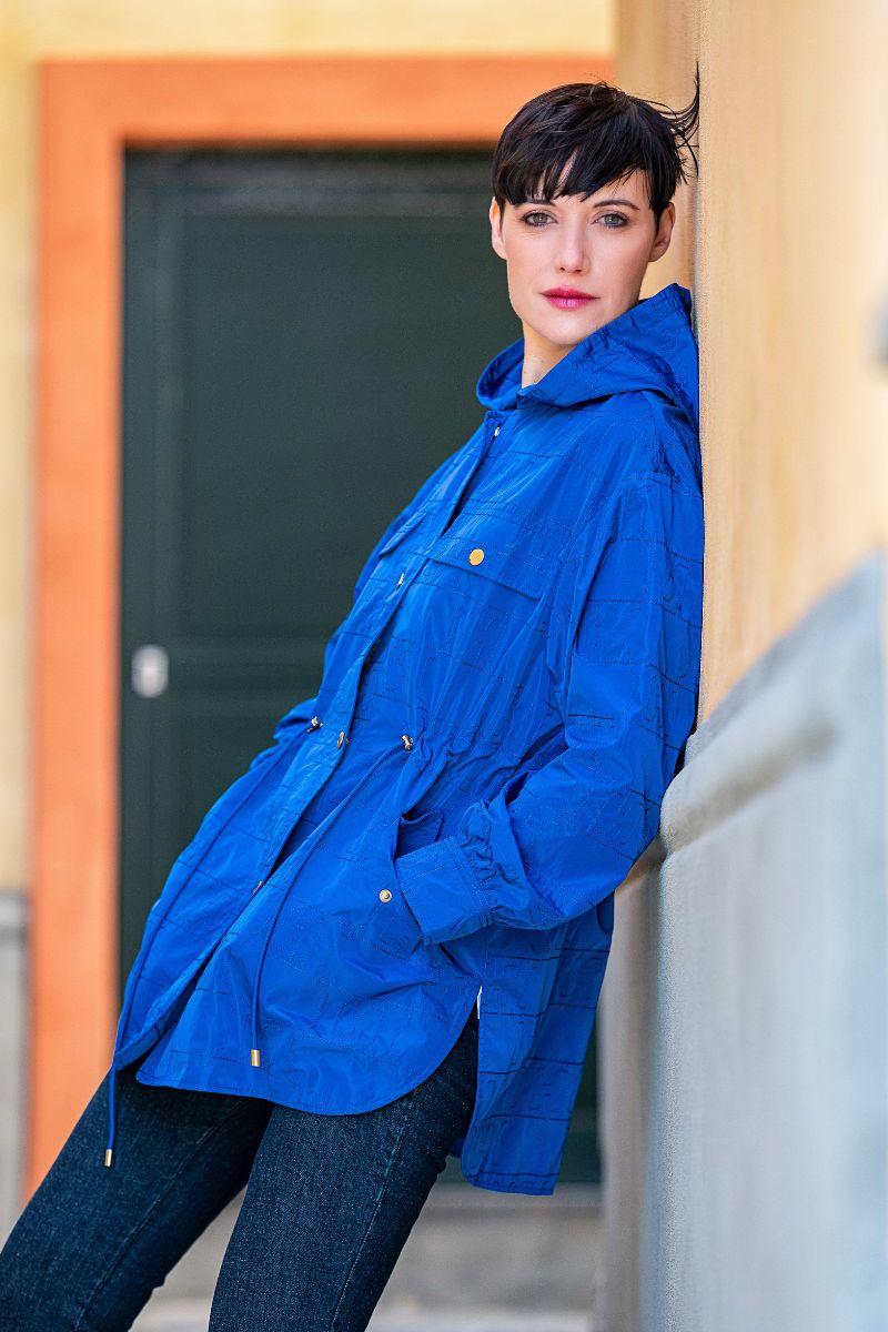 Cazadora azul bordada ajustada en la cintura y capucha Lolitas&L - lolitasyl.com