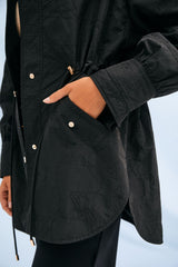 Cazadora negra bordada ajustada en la cintura y capucha Lolitas&L - lolitasyl.com