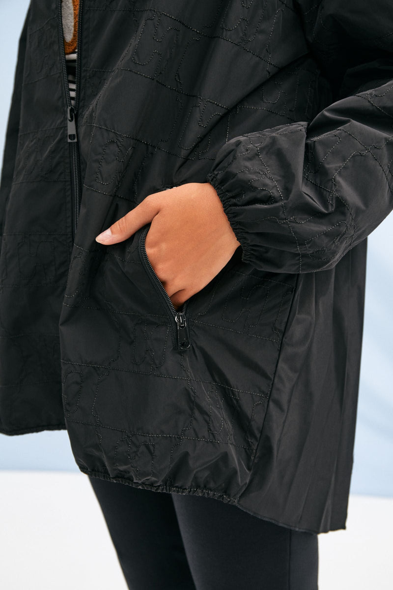 Cazadora negra bordada plisado en la espalda con capucha LolitasyL - lolitasyl.com