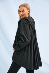 Cazadora negra bordada plisado en la espalda con capucha LolitasyL - lolitasyl.com