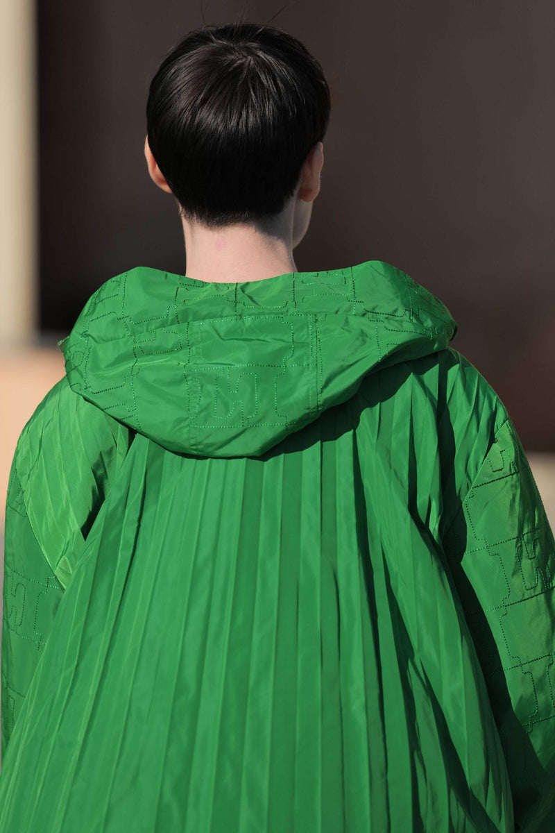 Cazadora verde bordada plisado en la espalda con capucha LolitasyL - lolitasyl.com