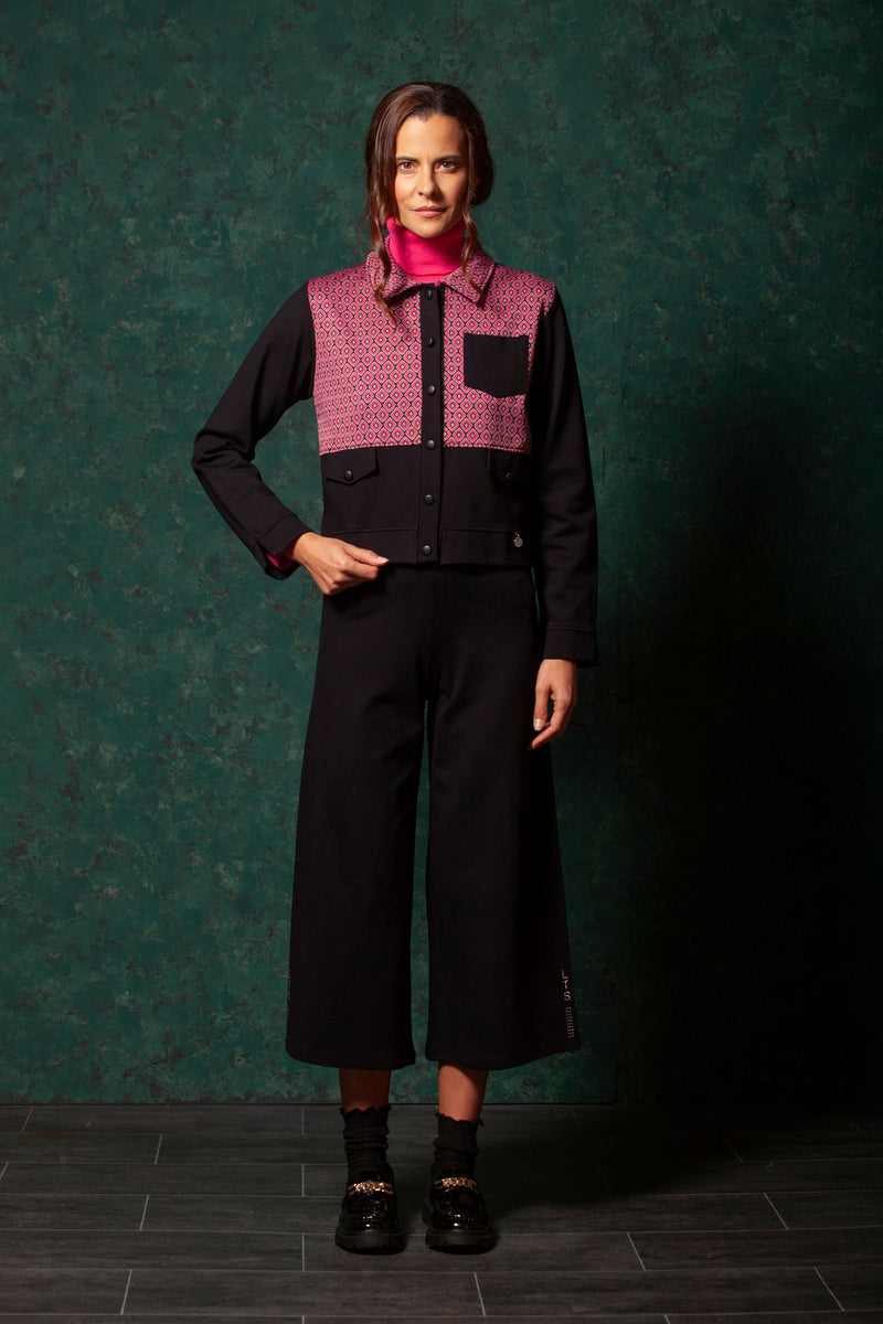 Chaqueta negra ajustada con estampado asimetrico fucsia LolitasyL - lolitasyl.com
