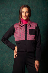 Chaqueta negra ajustada con estampado asimetrico fucsia LolitasyL - lolitasyl.com