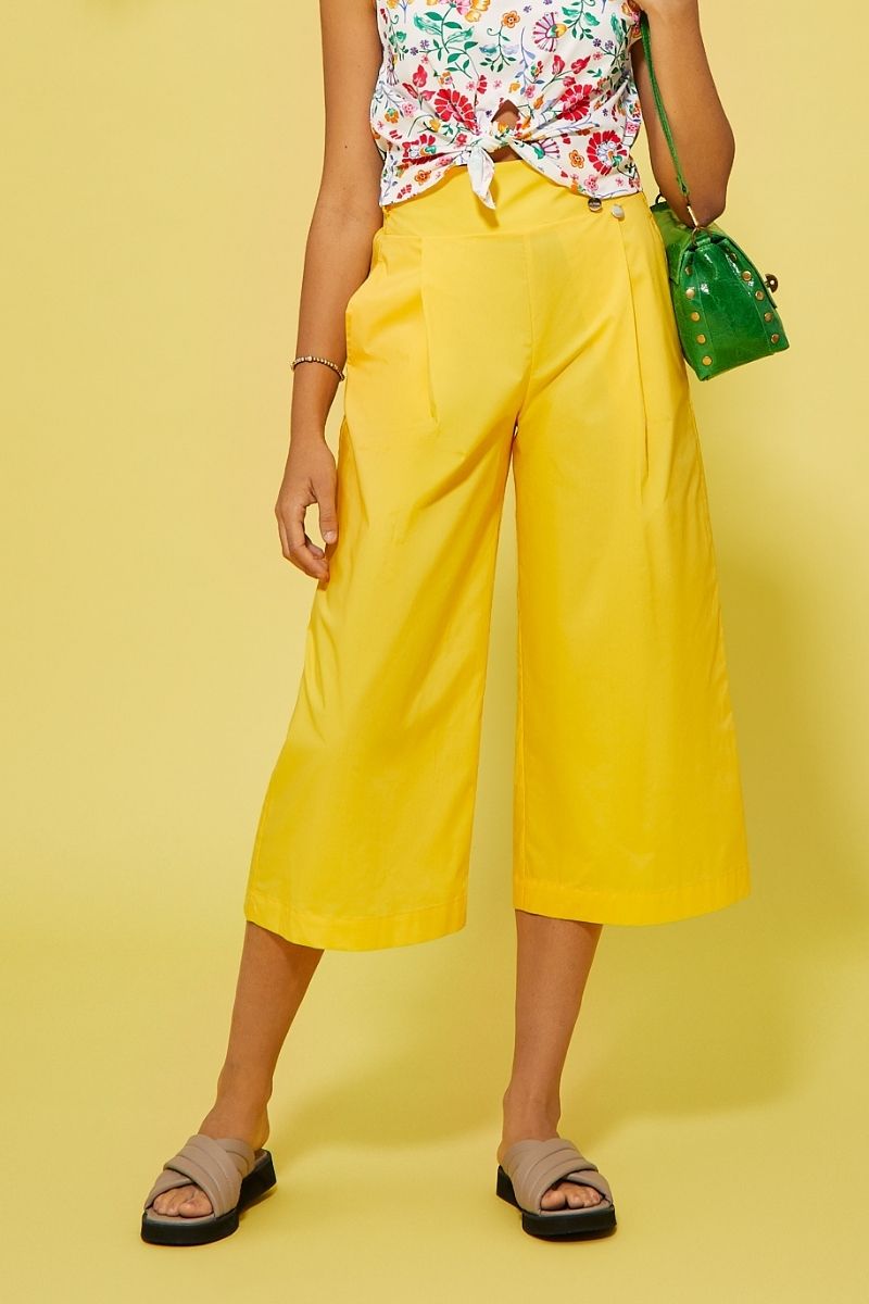 Pantalón amarillo pierna ancha pinzas con cinturón