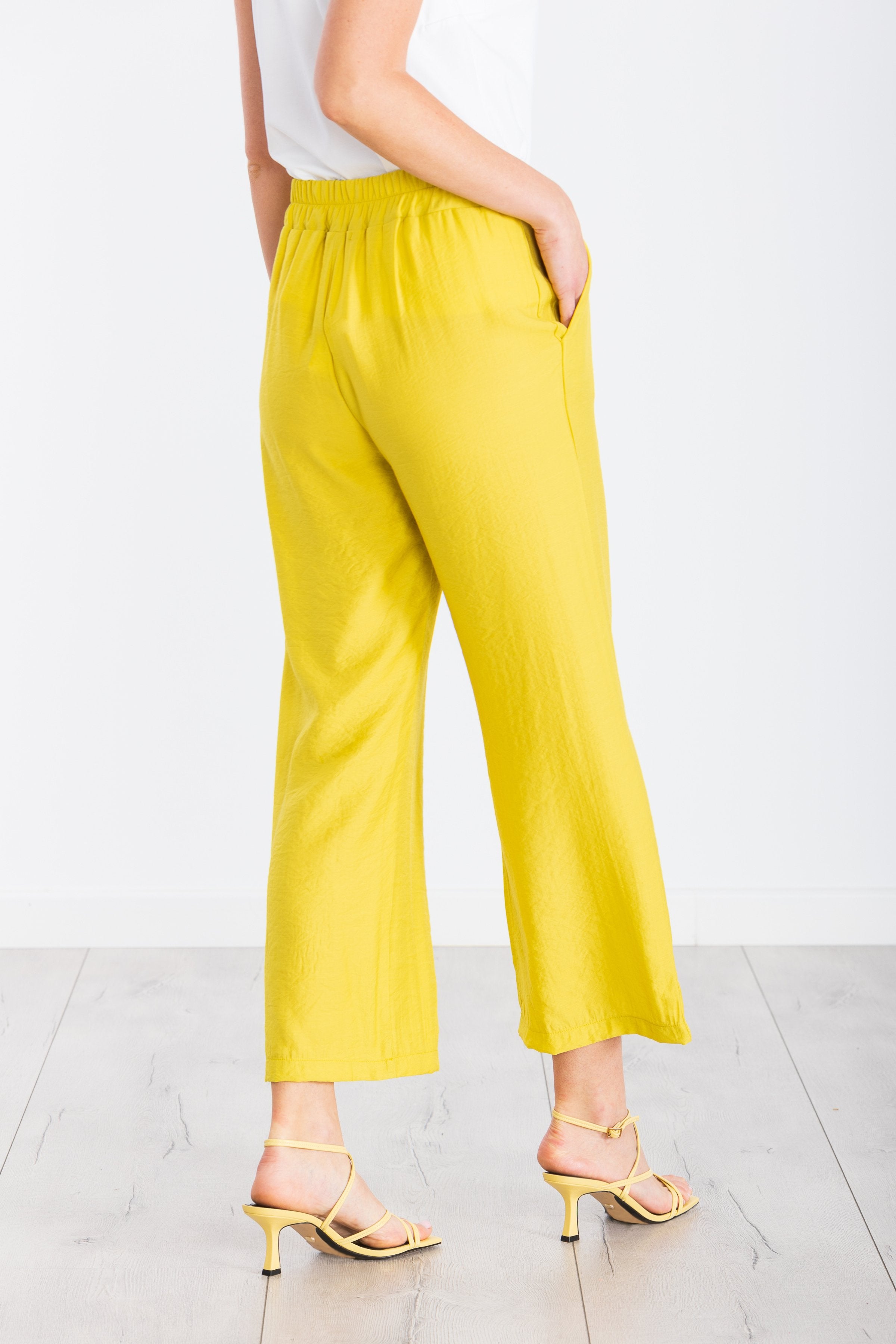 Pantalon amarillo de pinzas con bolsillos LolitasyL - lolitasyl.com