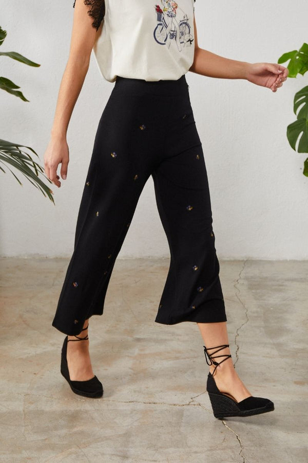 Pantalón negro ancho básico con bordado flor