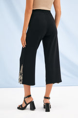 Pantalon negro ancho bordado beige en el contorno Lolitas&L - lolitasyl.com