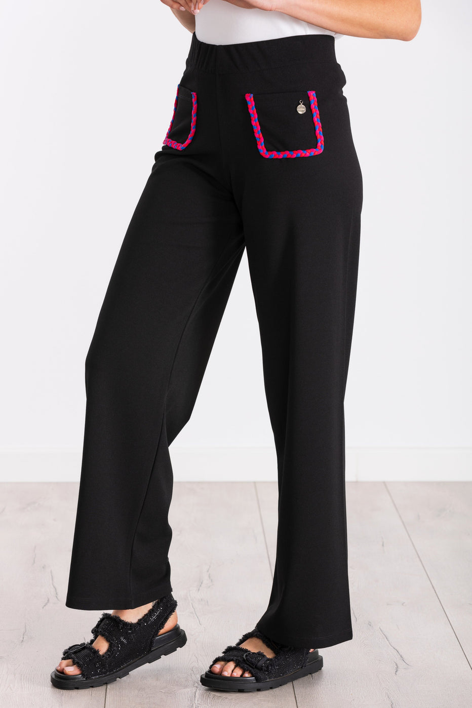 Pantalon negro ancho con bolsillos trenzados fucsia LolitasyL - lolitasyl.com