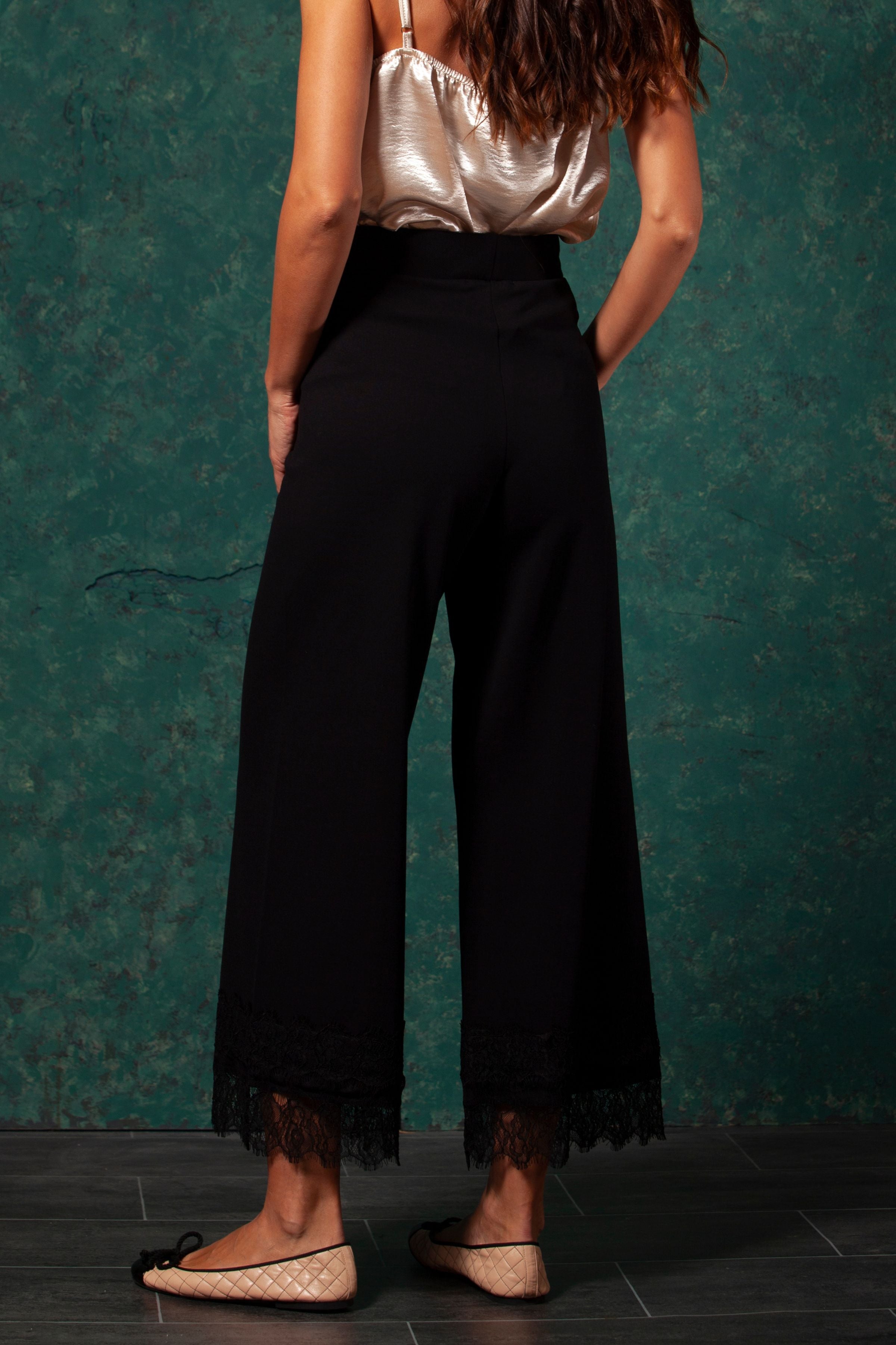 Pantalon negro ancho con detalle de puntilla LolitasyL - lolitasyl.com